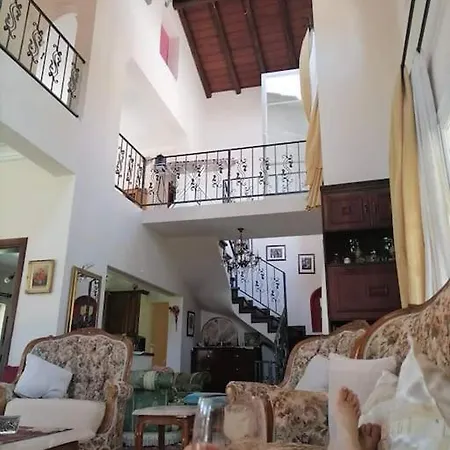 Vila Private Akobara, 2km From Center Kanálion